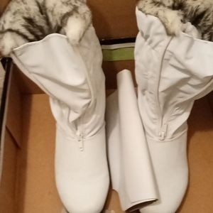 Boots w/Fur Size 6
